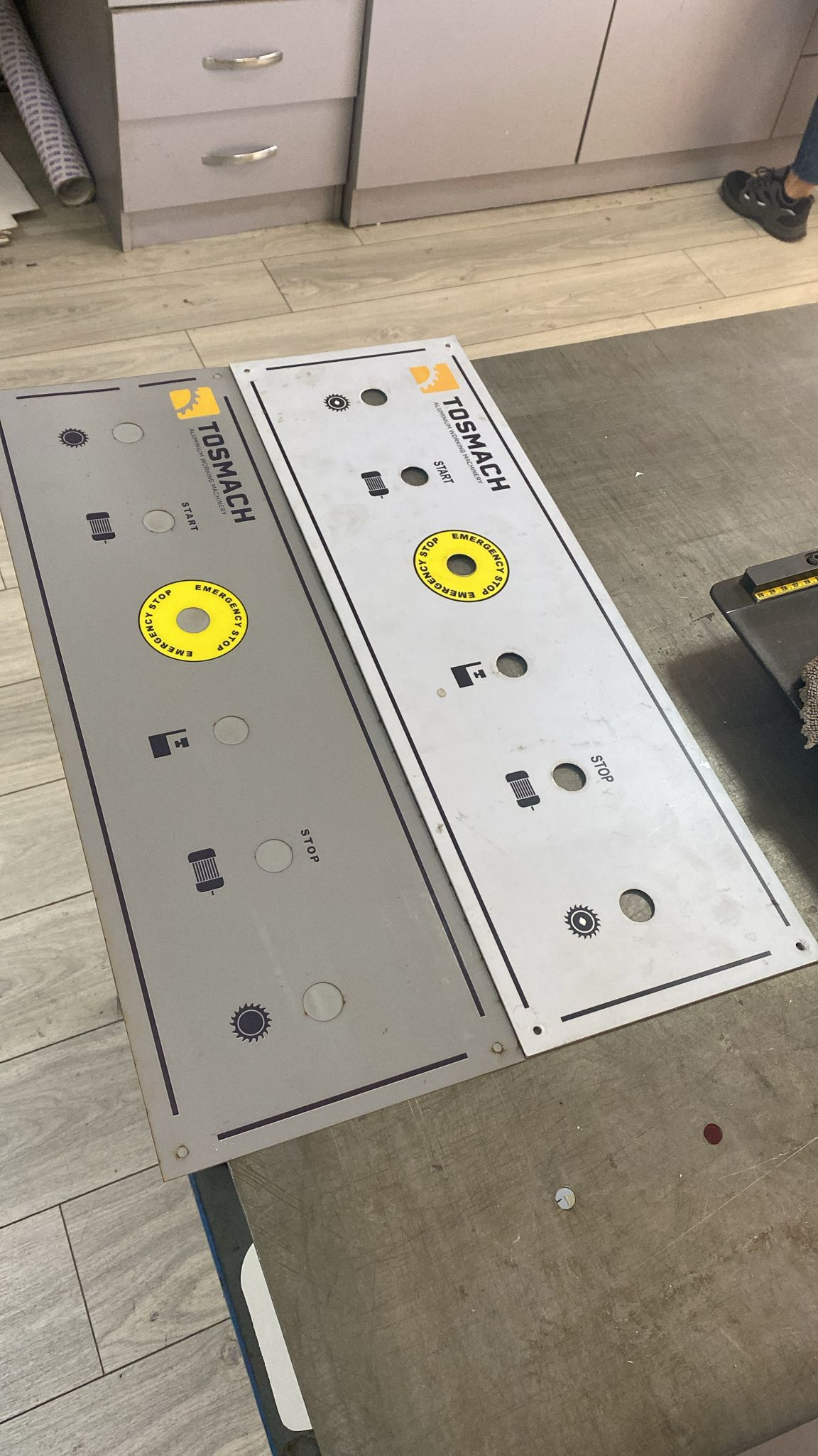 Endüstriyel makine için buton ve acil stop delikli paslanmaz kumanda panelleri