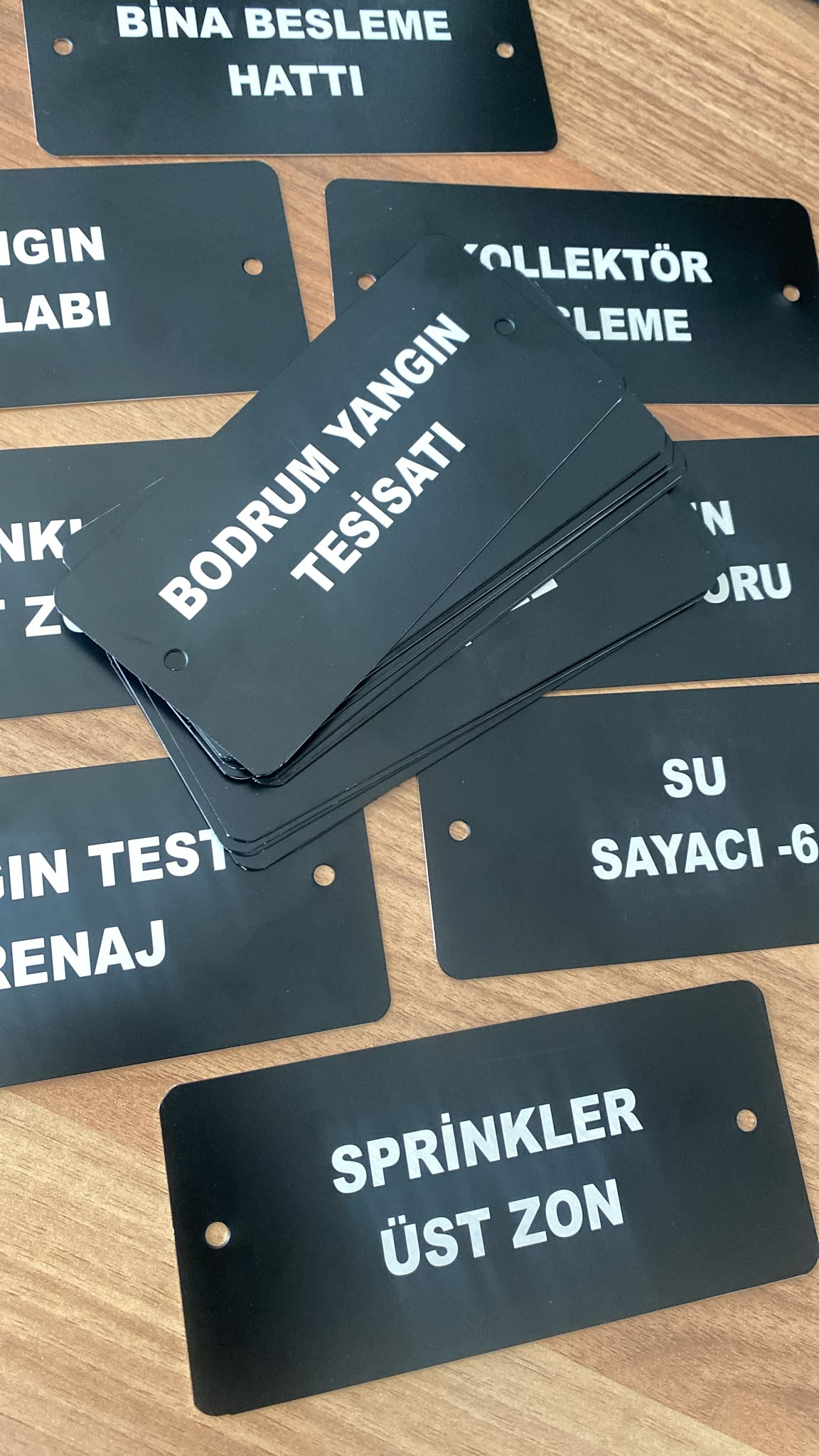 Siyah metal yönlendirme ve uyarı etiketleri