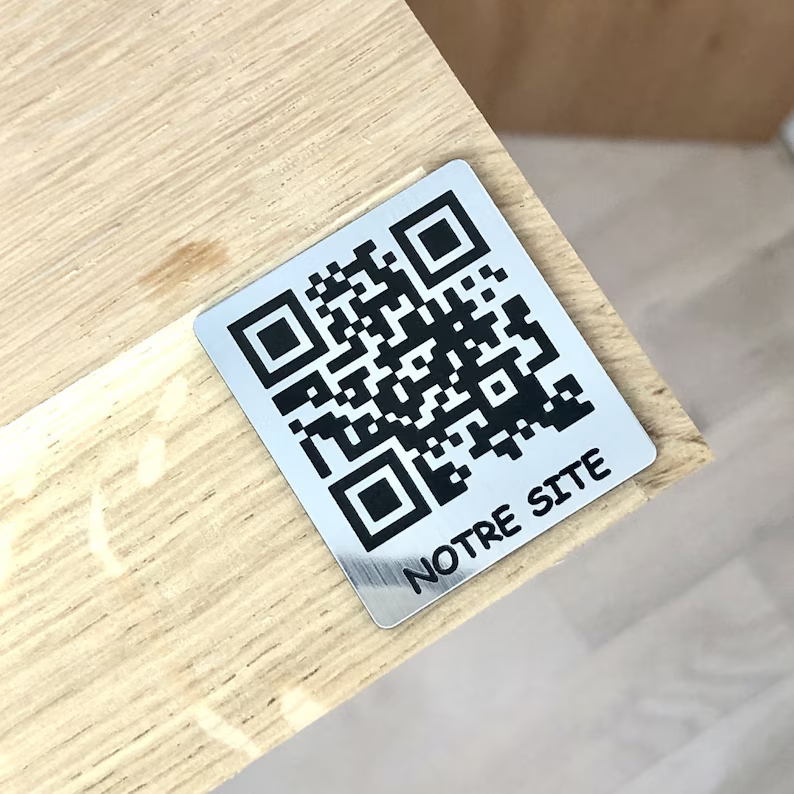 Masa köşesine monte edilmiş metal QR kod etiketi