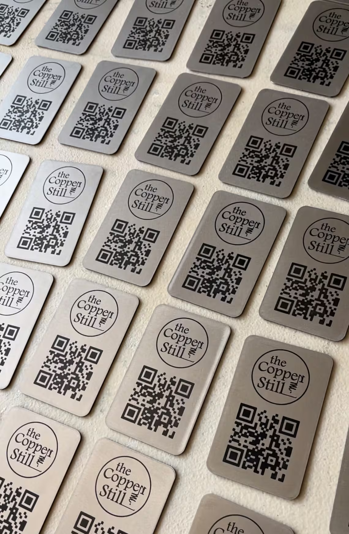 Markalı metal QR kod etiketleri seri üretim örneği