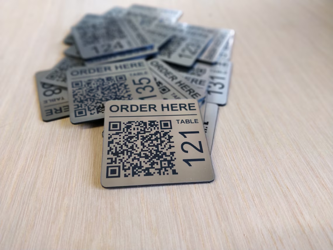 Masa numarası ve sipariş yönlendirmesi için metal QR kod etiket seti