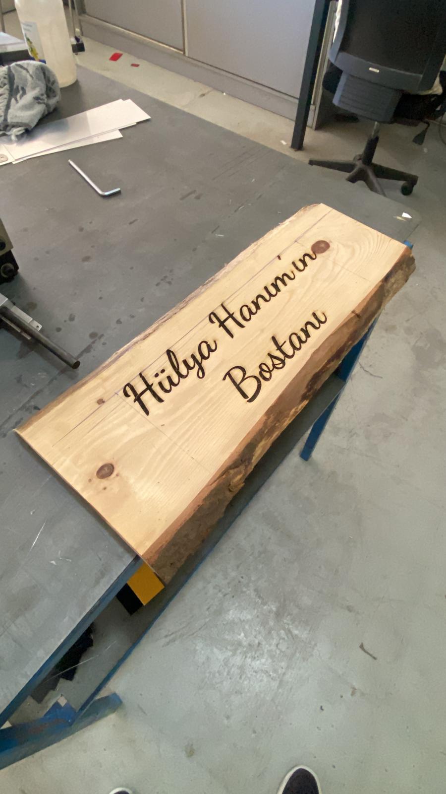 Doğal kenarlı ahşap isim tabelası