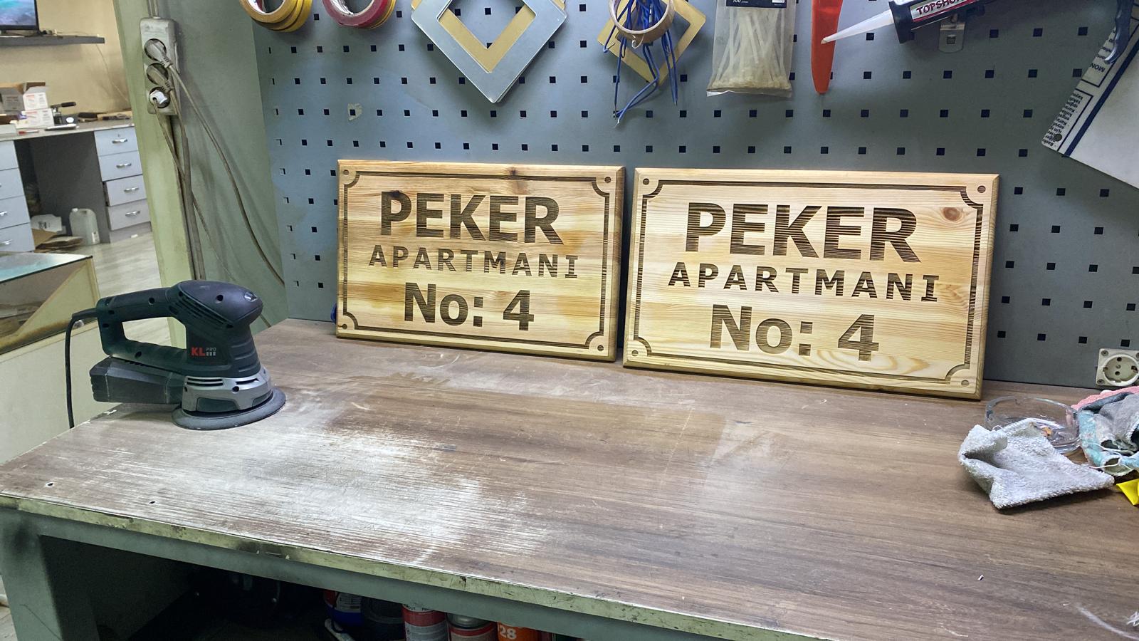 Peker Apartmanı lazer kazıma ahşap tabela