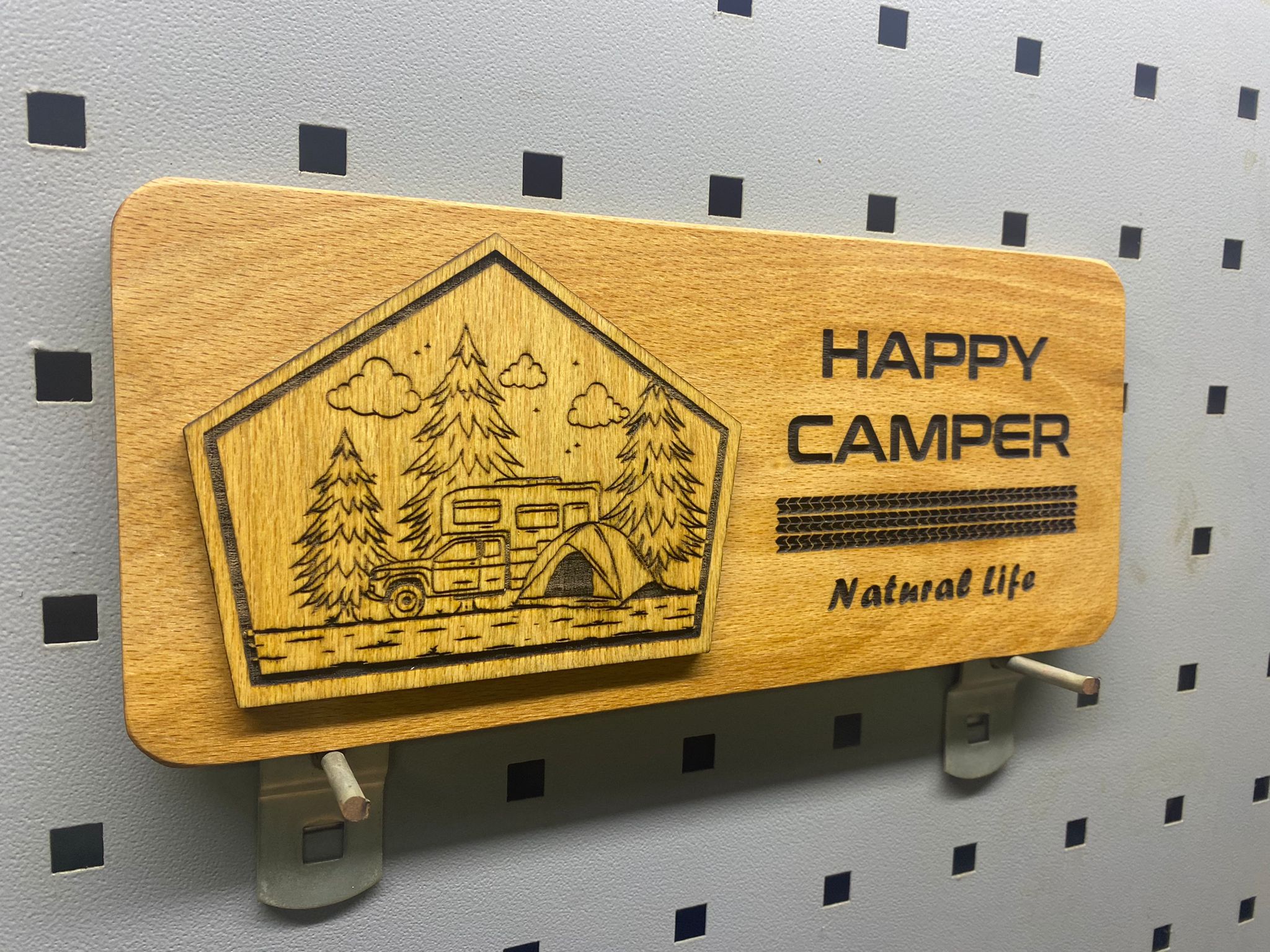 Kamp temalı katmanlı ahşap tabela